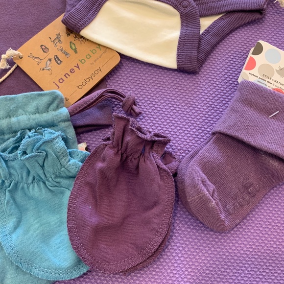 Babysoy Newborn Gift Set Bodysuit/Pants/Sock/Mittens/Hat/Gift Box - 3-6 months - Picture 3 of 9